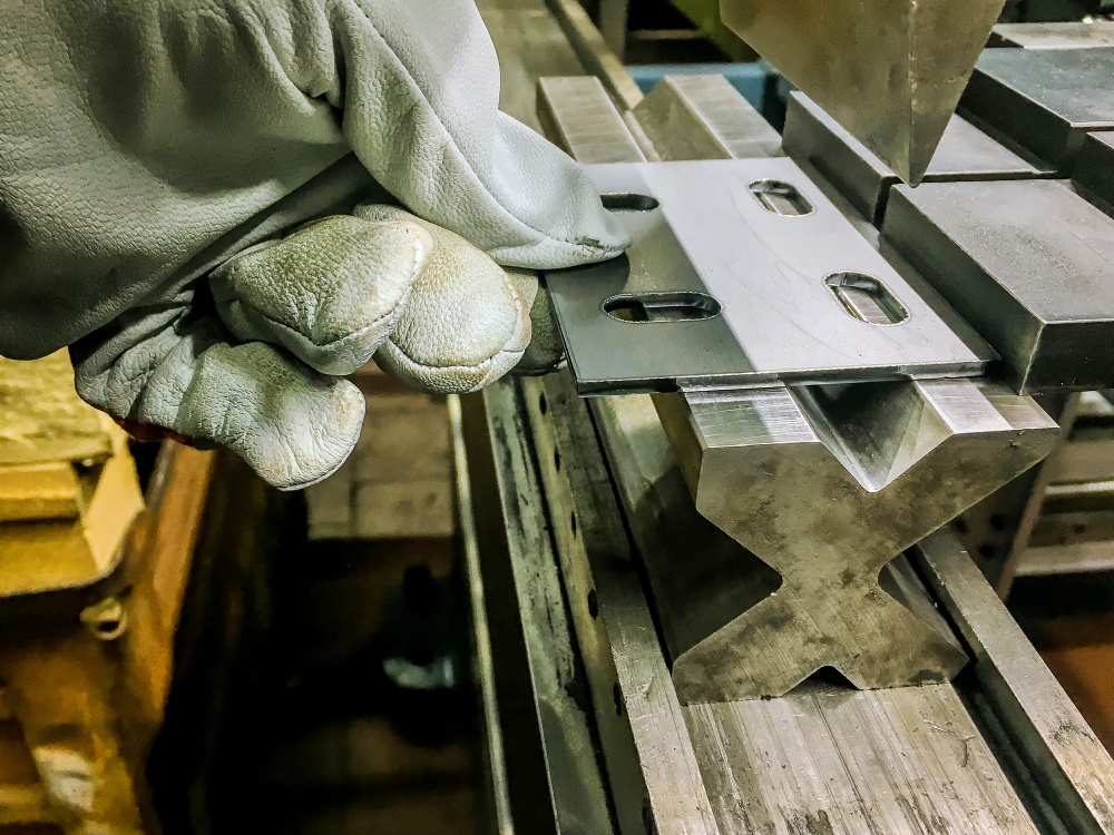 En metallskive som holdest på plass for å bli bøyd